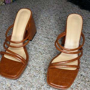 Caramel chunky heels